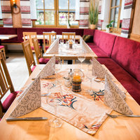 gedeckte Tische der Gaststätte-Pension Gutshof Colmberg